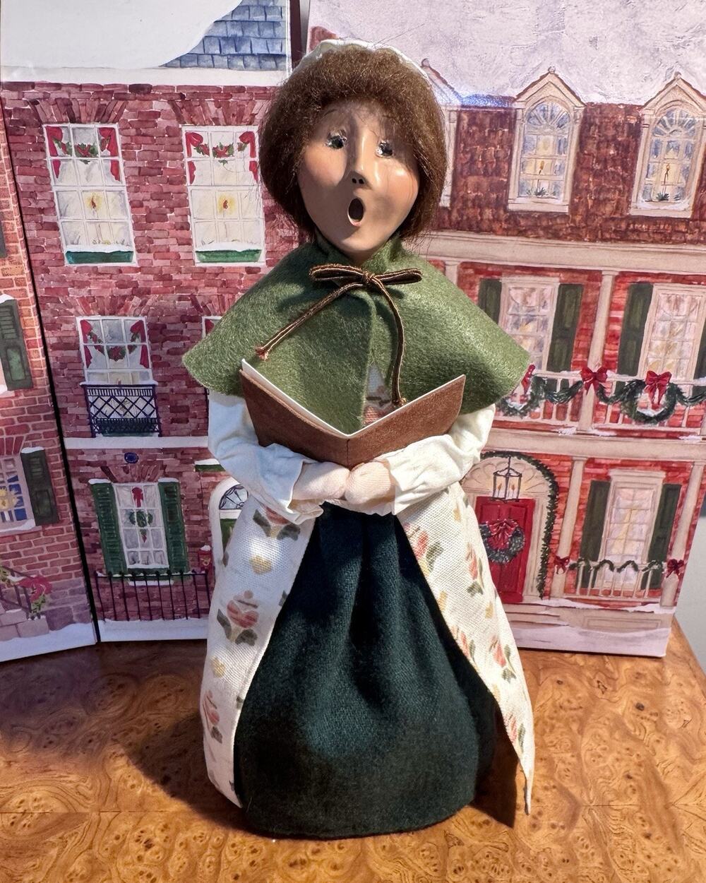 Byers Choice 1999 Exclusive Williamsburg Woman Caroler with Songbook Christmas